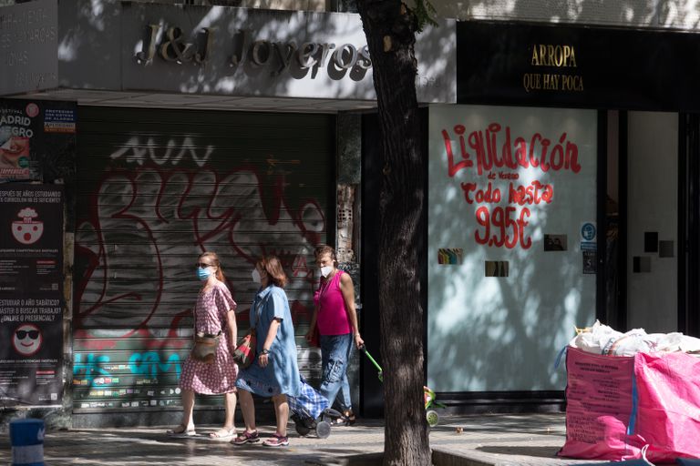 Dos locales comerciales en Madrid, uno cerrado y otro en liquidación, en agosto de 2020.