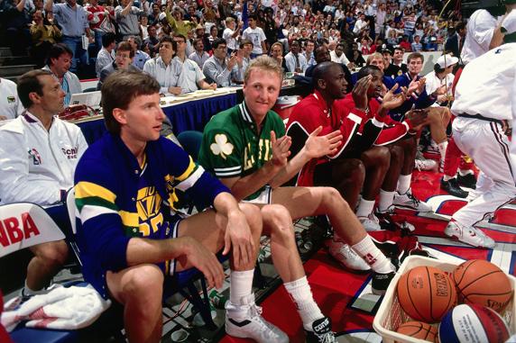 Michael Jordan, rodeado por Larry Bird y Craig Hodges, antes de que empezara el Concurso de Triples de 1990