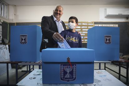 El líder de la Lista Árabe Unida, Mansur Abbas, depositaba su voto, el martes en Maghar (norte de Israel).
