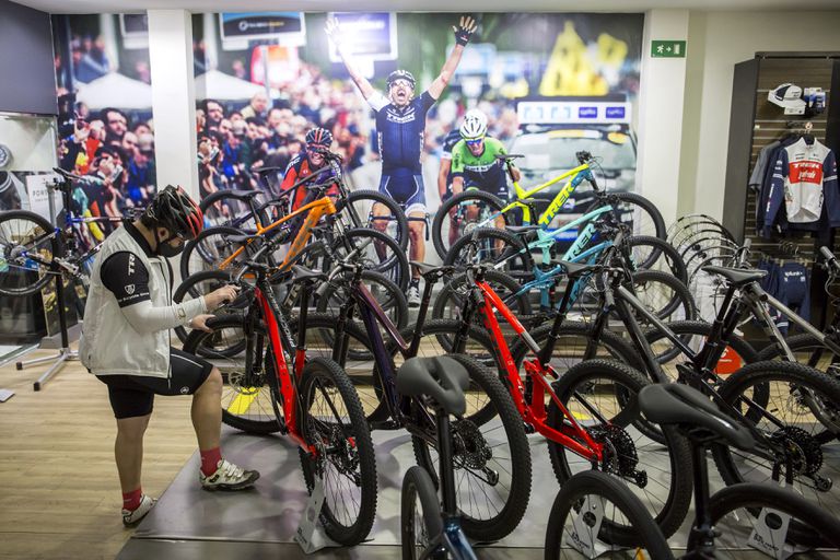 Un ciclista revisa una bicicleta en la tienda de la marca Trek en Málaga en febrero.