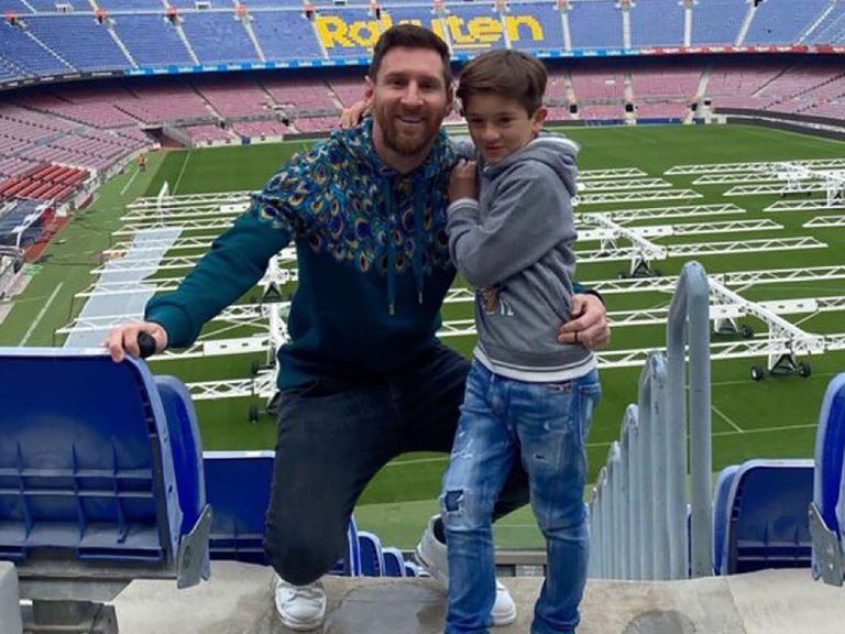 Messi posa en el Camp Nou junto a su hijo Thiago este domingo, en una foto de su Instagram.