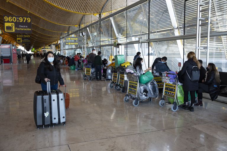 Viajeros en la terminal 4 del aeropuerto de Barajas, en Madrid, el 13 de enero.