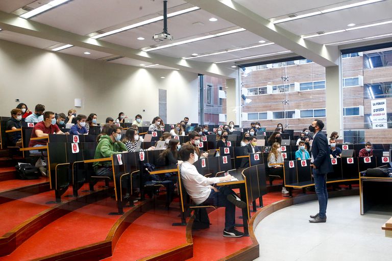 Un profesor imparte clase en la Universidad Pompeu Fabra, el pasado febrero.