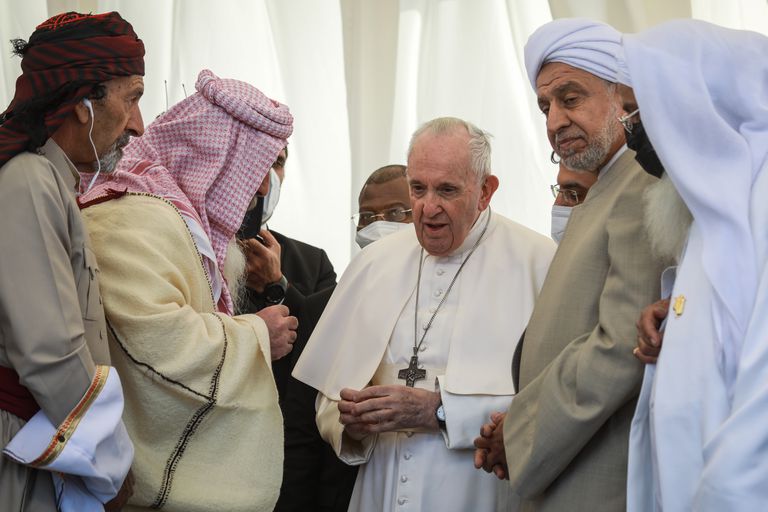 El Papa Francisco fue recibido con flores a su llegada a Shine, en Irak.