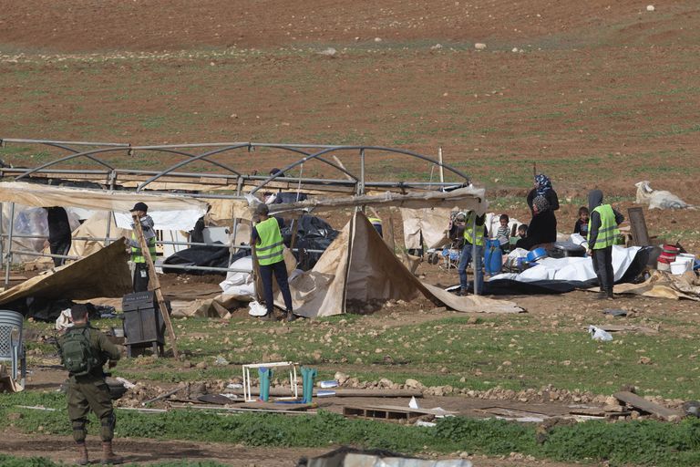 Desalojo de familias palestinas por el Ejército israelí, en febrero en Humsa al Baqaia (Cisjordania).