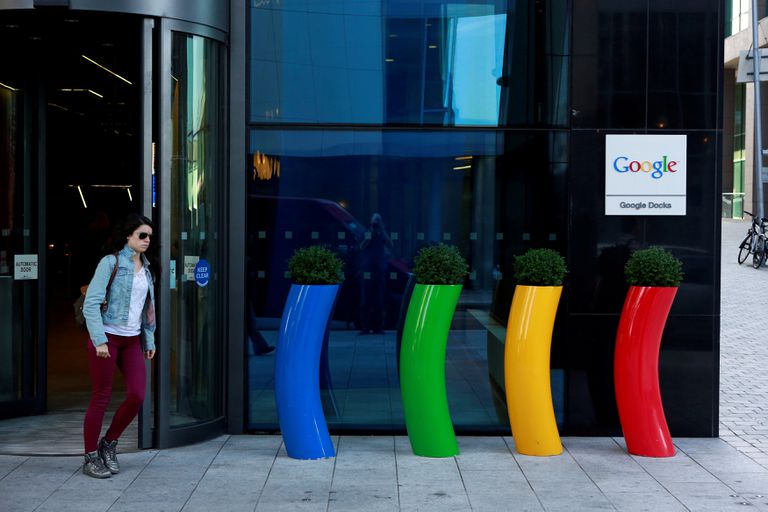 Una mujer sale de la sede de Google en Dublín (Irlanda), en una imagen de archivo.