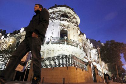 Un hombre pasa frente a la sede de la SGAE en Madrid.