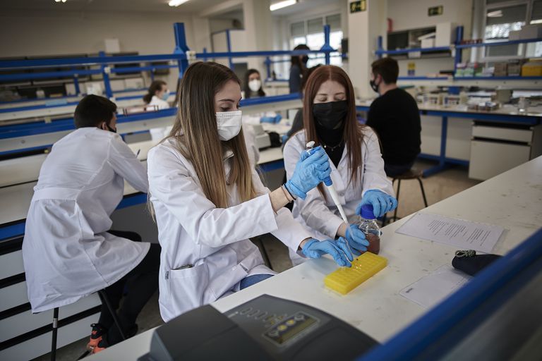 Alumnos de grado de biotecnología de la Universidad Pública de Navarra, este lunes.
