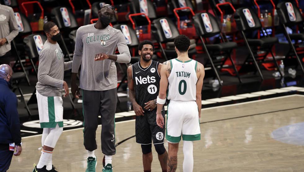 Kyrie Irving y Jayson Tatum conversan tras el encuentro entre los Nets y los Celtics.