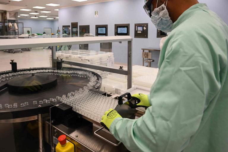 Un técnico de laboratorio prepara los viales de las vacunas de AstraZeneca, en la fábrica taliana que la multinacional tiene en Catalent, en Anagni, al sureste de Roma.
