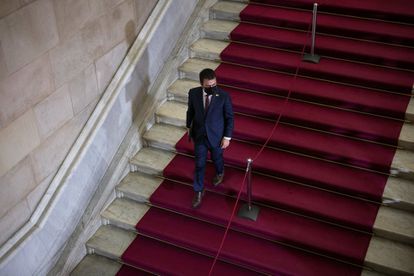 El candidato a la presidencia, Pere Aragonés, baja las escaleras del Parlament.