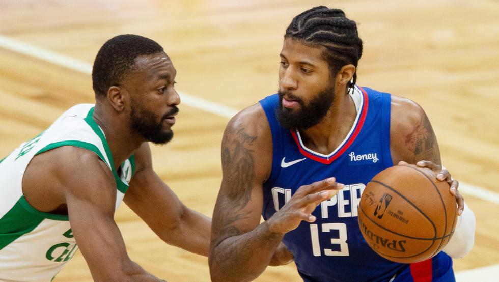Kemba Walker defiende a Paul George en el Celtics-Clippers disputado en Boston.
