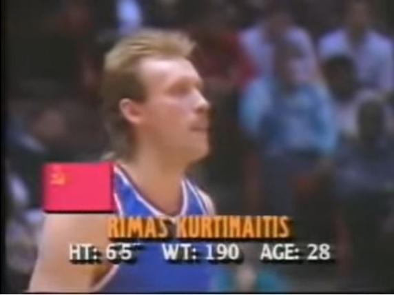 Rimas Kurtinaitis, justo antes de empezar su actuación en el Concurso de Triples de la NBA de 1990
