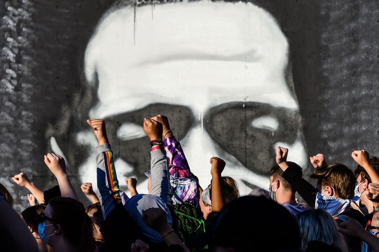 Protestas ante un mural en honor a George Floyd en Minneapolis, en una imagen de archivo.