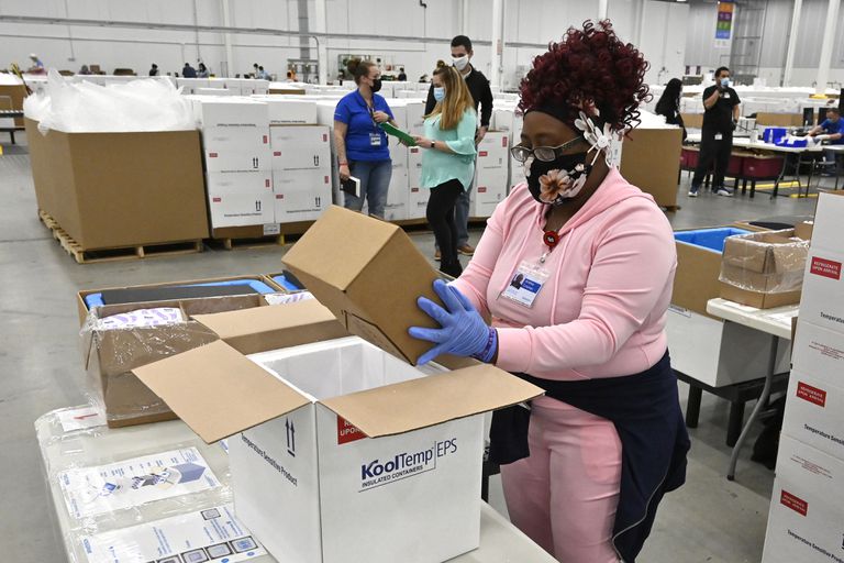 Una trabajadora empaqueta una caja de la vacuna Johnson and Johnson contra la covid-19 en una hielera para enviarla a los centros de vacunación, en Kentucky, Estados Unidos.