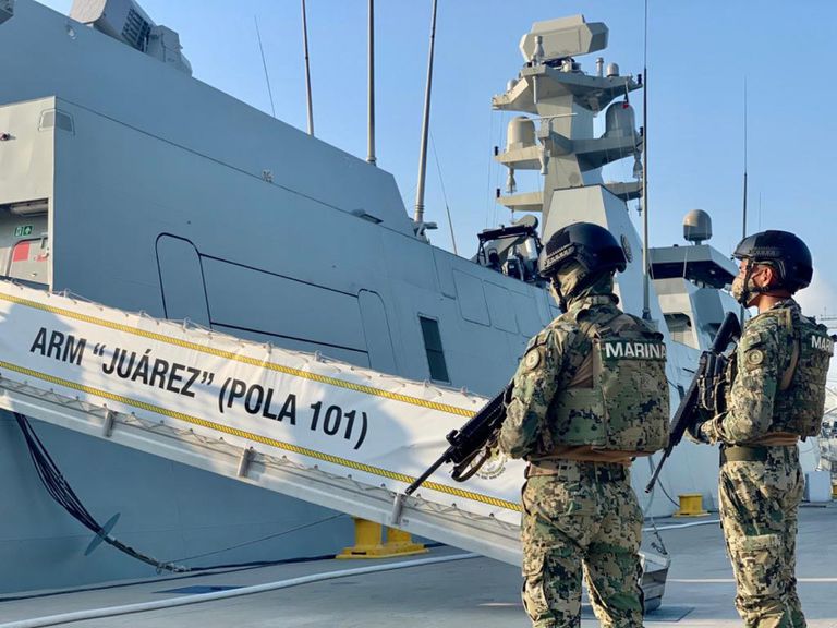 Dos miembros de la Marina de México en Manzanillo, Colima, en octubre de 2020.