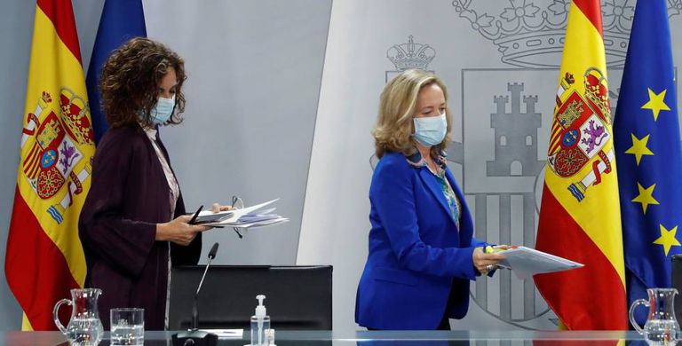 La ministra de Hacienda y portavoz del Gobierno, María Jesús Montero (i), y la vicepresidenta económica, Nadia Calviño.