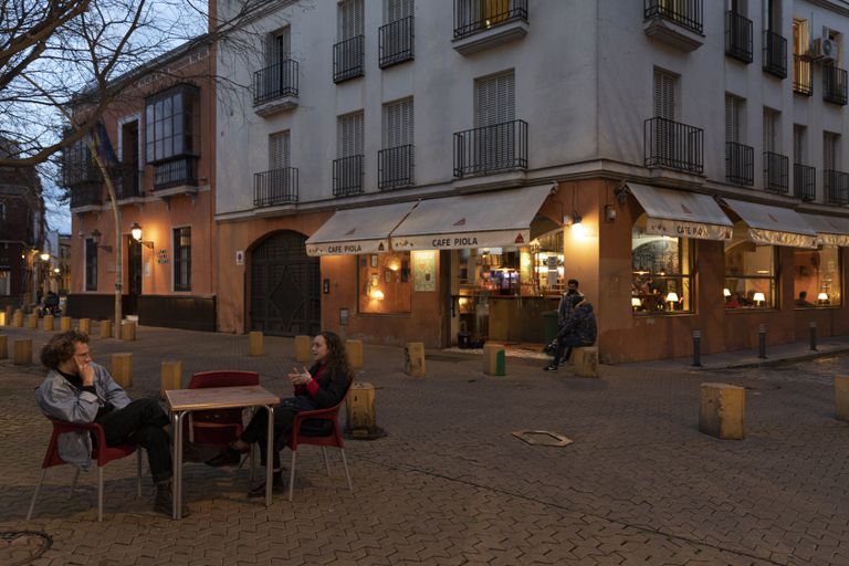La terraza de un bar de Sevilla, la semana pasada tras la ampliación del horario de cierre.