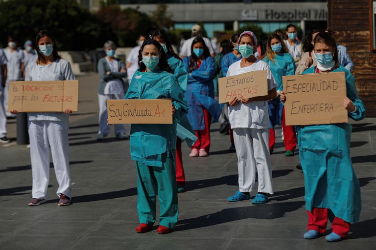 Un grupo de enfermeras se manifiesta en el exterior del hospital La Paz en Madrid en octubre de 2020. EFE/ Emilio Naranjo