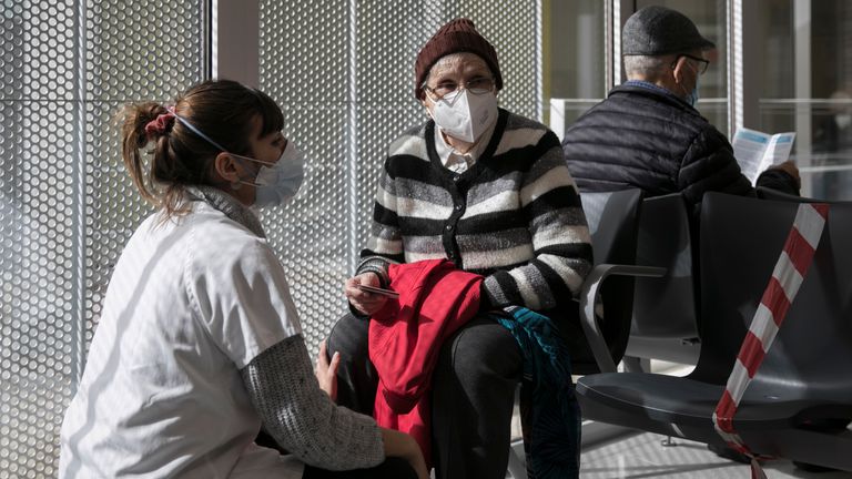 Vacunación contra la covid-19 a mayores de 80 años en el Cap Roger del distrito de Sants-Les Corts (Barcelona) este lunes.