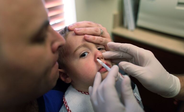 Un niño recibe una vacuna nasal contra la gripe en una imagen de archivo.