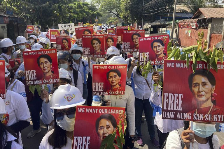 Manifestantes piden la liberación de la líder birmana Aung San Suu Kyi, este viernes en Mandalay.