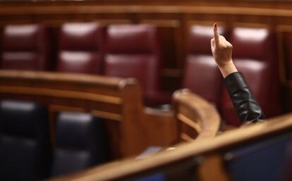 Un miembro del hemiciclo vota durante una sesión plenaria celebrada en el Congreso de los Diputados, en Madrid,