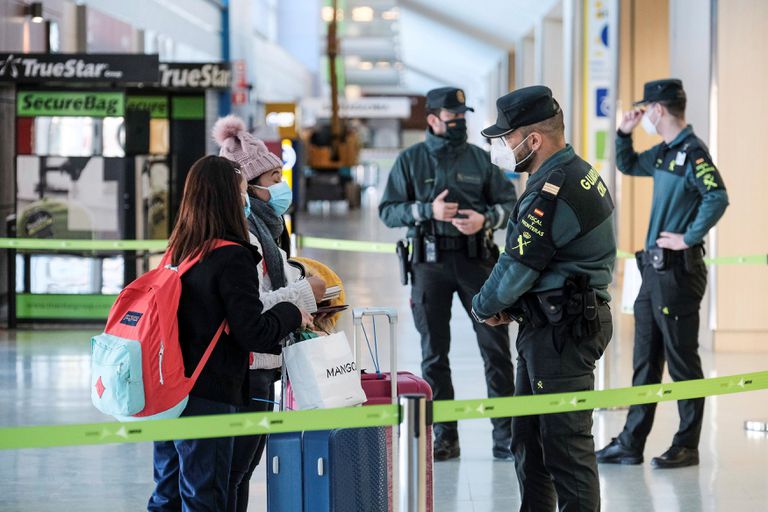 Dos pasajeros pasan un control de la Guardia Civil en el aeropuerto de Ibiza, el 23 de enero.