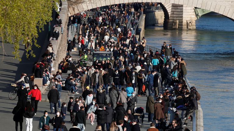 Cientos de ciudadanos pasean este sábado por la rivera del Sena, en París, ciudad que vive un confinamiento desde este fin de semana por el aumento de casos.