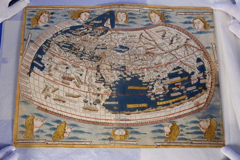 Uno de los dos mapamundis de la 'Cosmología' de Ptolomeo, de 1482, que fue robado de la Biblioteca Nacional de España y recuperado en Australia.