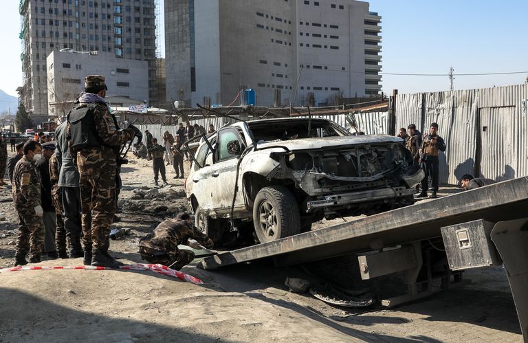 Estado en que quedó el coche del vicegobernador de Kabul tras un atentado con bomba lapa el pasado diciembre.