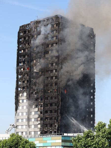 Momento del incendio de la torre Grenfell de Londres en junio de 2017.