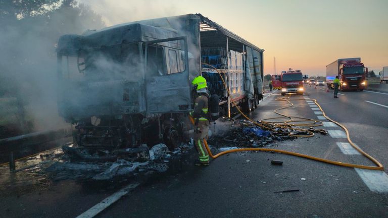 Un bombero interviene en el incendio de un camión en Malpica (Zaragoza), este lunes.