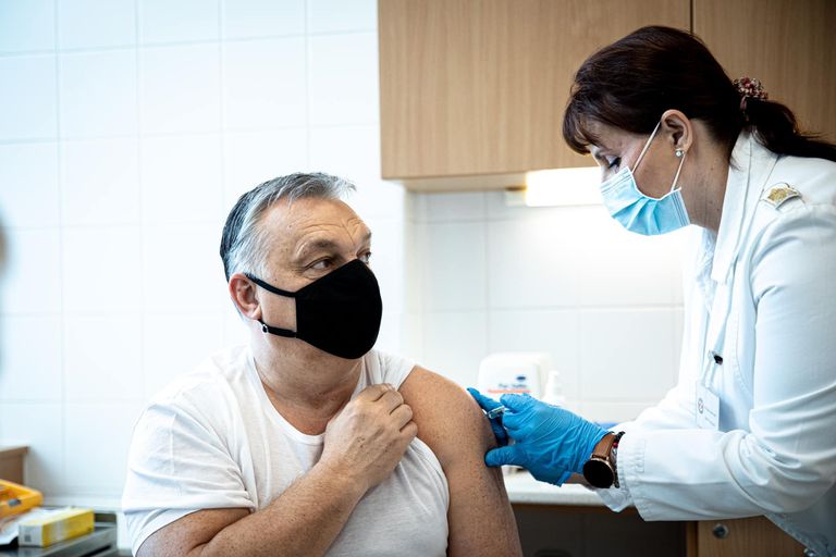 El primer ministro húngaro Viktor Orban se vacunó el domingo 28 de febrero con una de los cinco millones de dosis que Hungría ha comprado de la vacuna china de Sinopharm.