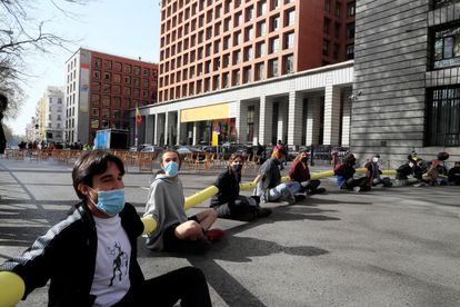 Protesta de Extinction Rebellion este viernes, en Madrid, para pedir al Gobierno una Asamblea Ciudadana por el clima.