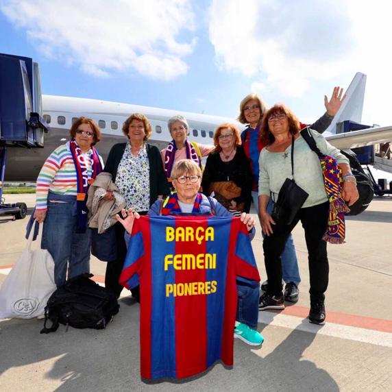 Pioneras del Barça femenino. De izquierda a derecha Carme Nieto, Núria Gómez, Glòria Comas, Maria Teresa Andreu, Pilar Gazulla. Abaix, Lolita Ortiz viajaron a la final de la Champions con el Barça en 2019