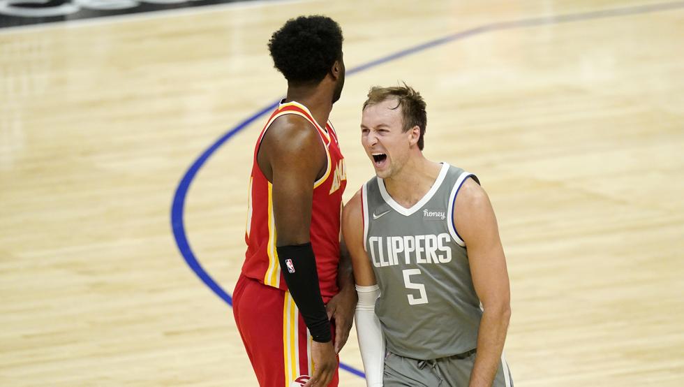 Luke Kennard celebra una canasta desde medio campo en el Clippers-Hawks de anoche.