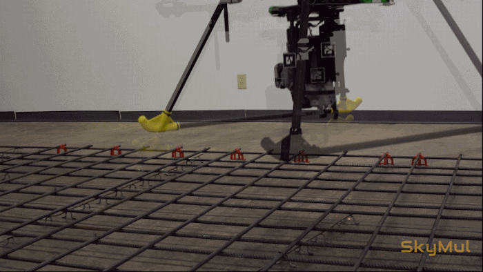 Imagen animada de un dron flotando sobre barras de refuerzo y atándolas en las intersecciones.