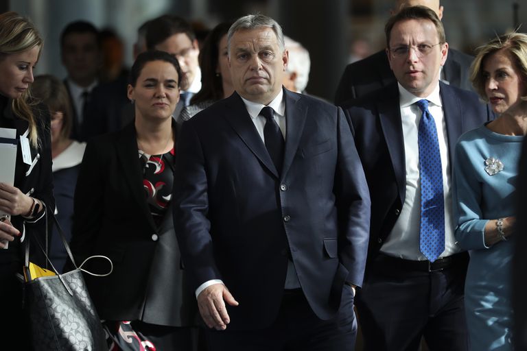 El primer ministro húngaro, Viktor Orbán (en el centro), llega a una reunión del Partido Popular Europeo, en Bruselas en marzo de 2019.