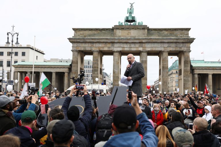 Hansjoerg Mueller, diputado por la AfD, habla en una protesta contra las restricciones para combatir el coronavirus, en Berlín el pasado noviembre.