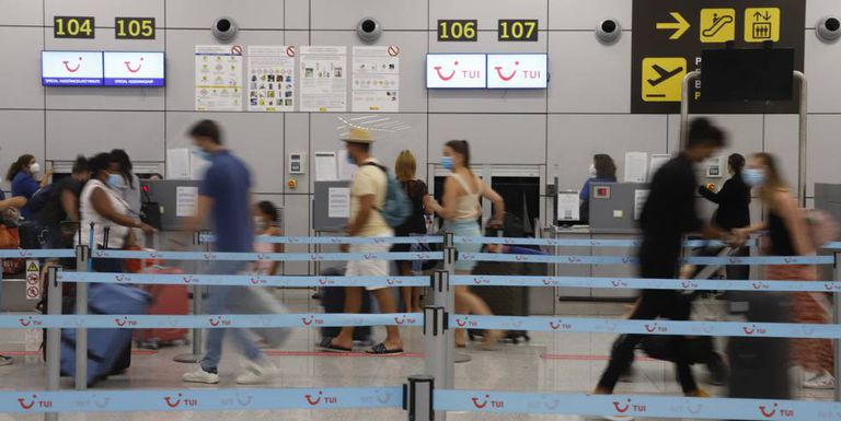 Turistas alemanes en el aeropuerto de Mallorca, el pasado verano.