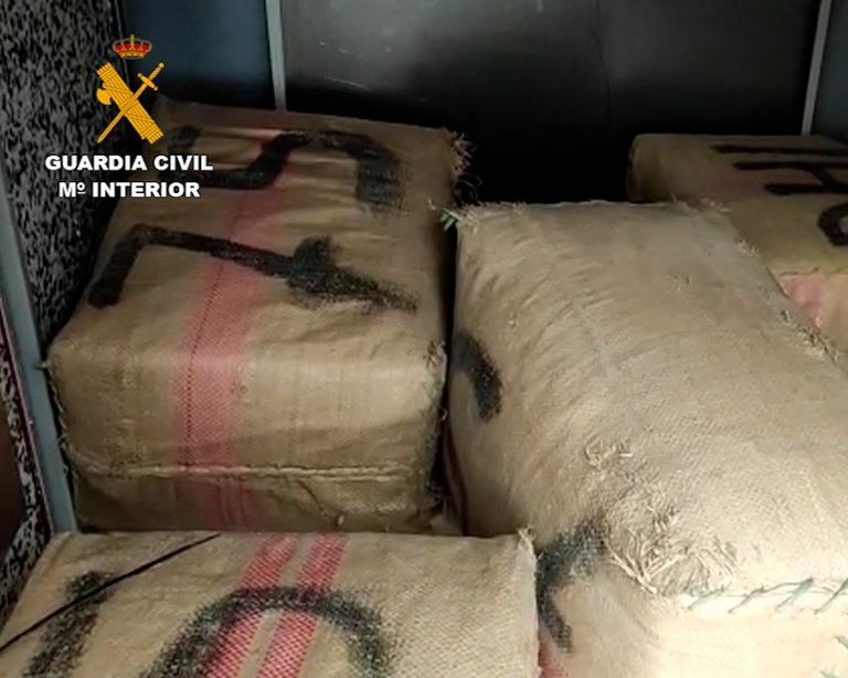 Dos toneladas de hachís incautadas por la Guardia Civil en dos operaciones contra el narcotráfico el pasado 27 de febrero en Málaga.