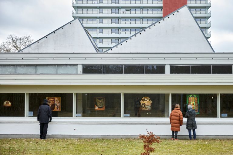 El museo Jorn de Silkeborg (Dinamarca) han colgado sus cuadros de las ventanas para que se puedan ver sin tener que entrar en un espacio cerrado.