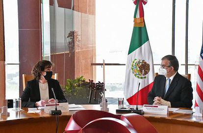 El canciller mexicano, Marcelo Ebrard, y la coordinadora de la Frontera Sur de la Casa Blanca Roberta Jacobson, este martes en Ciudad de México.