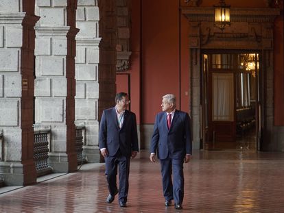 El presidente de México, Andrés Manuel López Obrador, a la derecha, recibe a su homólogo boliviano, Luis Arce, este miércoles en Ciudad de México.