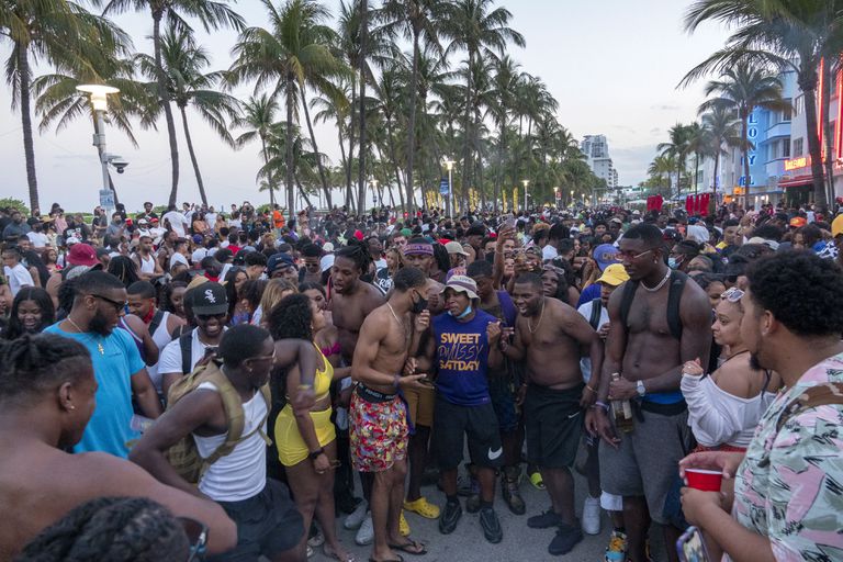 Miles de personas beben y se divierten sin mascarillas ni distancias en las calles de Miami Beach, este sábado.