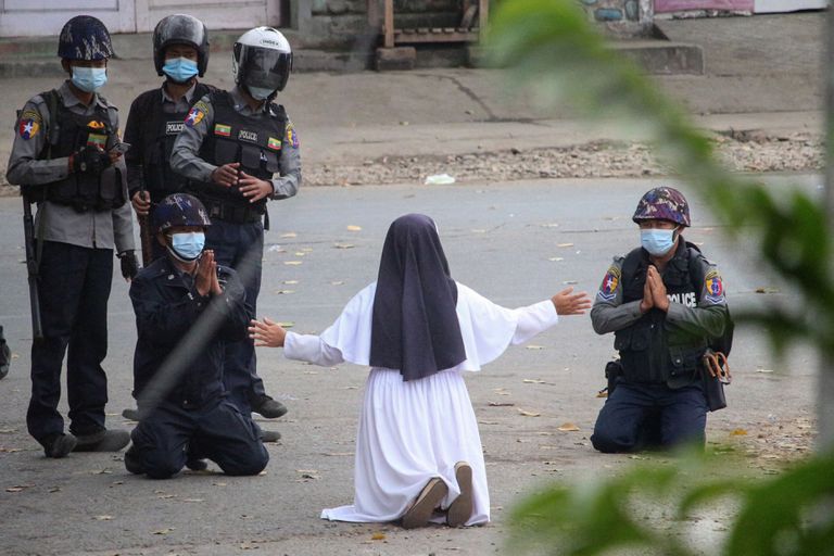 Una monja suplica a la policía que no haga daño a los manifestantes, en la ciudad birmana de Myitkyina, el lunes.