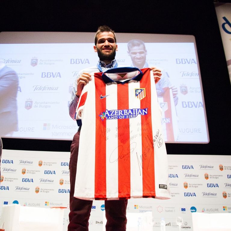 Carlos Matallanas con la camiseta del Atlético en un acto del club.