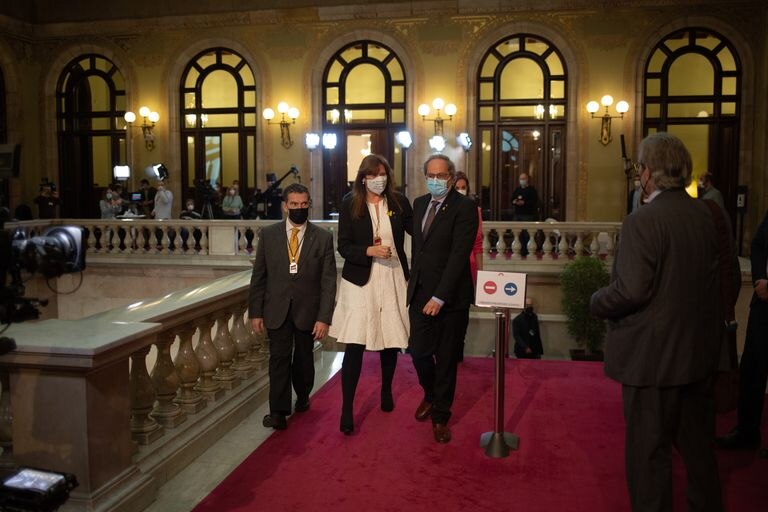 Laura Borràs, y el expresidente de la Generalitat Quim Torra a su salida del Auditorio del Parlament tras ser proclamada nueva presidenta de la Cámara catalana en el inicio de la XIII legislatura, en Barcelona.