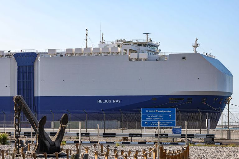 El mercante 'Helios Ray', de un naviero israelí, atracado para su reparación, el domingo en Dubái.